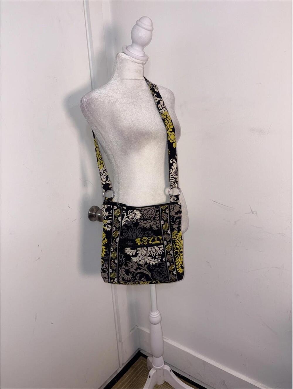 VERA BRADLEY CROSSBODY MAILBAG PURSE BAG - RETIRED BAROQUE PATTERN